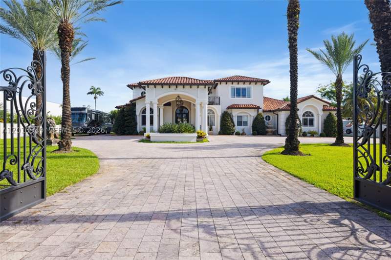 5 bedroom SingleFamilyResidence at 9861 NW 135th St, Florida Fruit Land Compan, Hialeah Gardens — photo 3