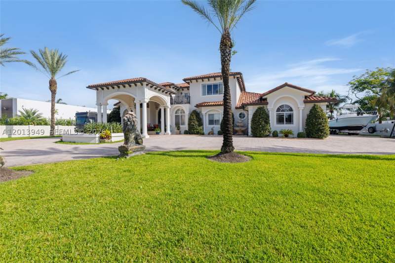 5 bedroom SingleFamilyResidence at 9861 NW 135th St, Florida Fruit Land Compan, Hialeah Gardens — photo 4