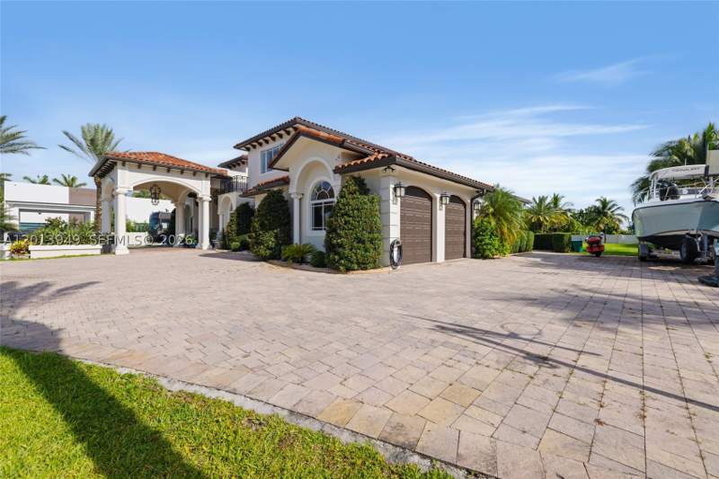 5 bedroom SingleFamilyResidence at 9861 NW 135th St, Florida Fruit Land Compan, Hialeah Gardens — photo 5