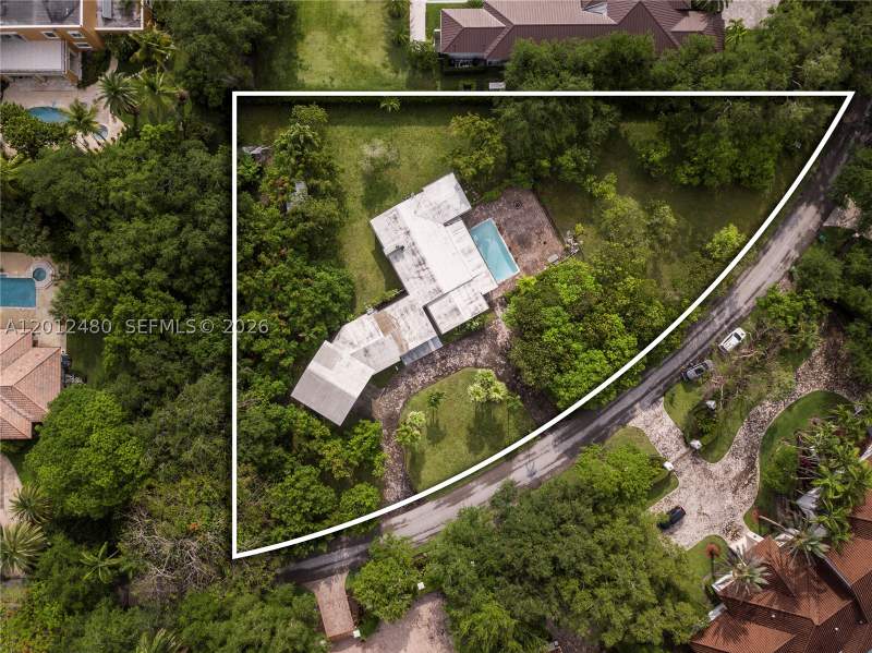3 bedroom SingleFamilyResidence at 10851 SW 68th Ave, Helms Country Estates Re-, Pinecrest — photo 3