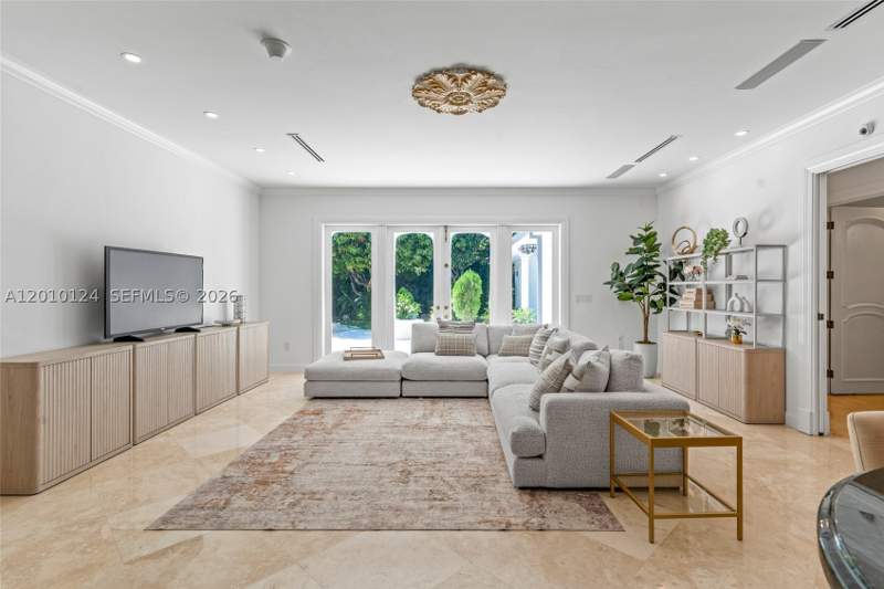 6 bedroom SingleFamilyResidence at 9400 Old Cutler Rd, Amd Pl Of Journeys End, Coral Gables — photo 2