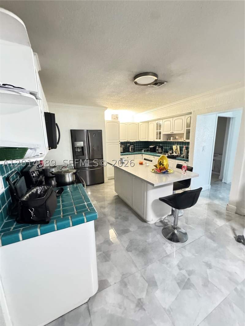 5 bedroom SingleFamilyResidence at 1314 W 77th St, Altavista Park Sec 1, Hialeah — photo 2