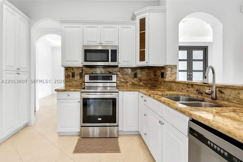 5 bedroom SingleFamilyResidence at 16763 NW 77th Path, Royal Oaks Francesca, Miami Lakes — photo 3