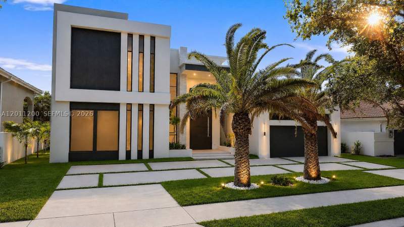 5 bedroom SingleFamilyResidence at 16022 NW 83rd Ct, Graham West, Miami Lakes — photo 2