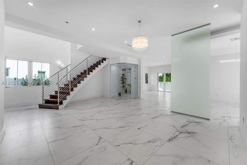 4 bedroom SingleFamilyResidence at 8221 NW 34th Dr, Oasis Park Square At Dora, Doral — photo 2