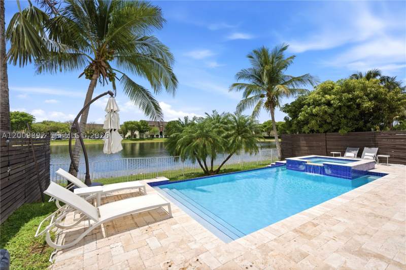 4 bedroom SingleFamilyResidence at 11090 NW 84th St, Islands At Doral, Doral — photo 2