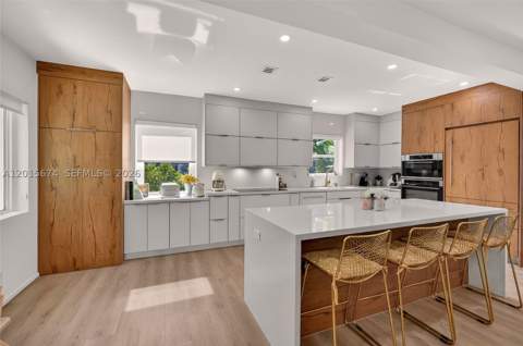 725 NE 81st St, Miami FL - photo 7 of 31