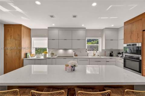 725 NE 81st St, Miami FL - photo 8 of 31
