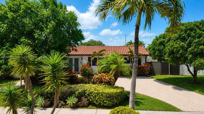 4 bedroom SingleFamilyResidence at 10435 SW 92nd St, Kendale Sec 1, Miami — photo 2
