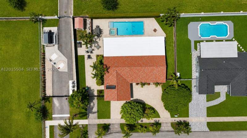 4 bedroom SingleFamilyResidence at 10435 SW 92nd St, Kendale Sec 1, Miami — photo 4