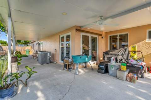 8266 NW 192nd Ter, Hialeah FL - photo 14 of 27