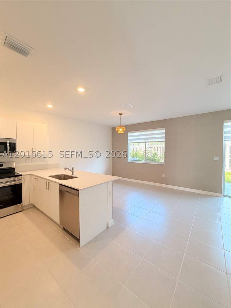 3 bedroom Townhouse at 663 SE 13th St Cir, Terrasol, Homestead — photo 2