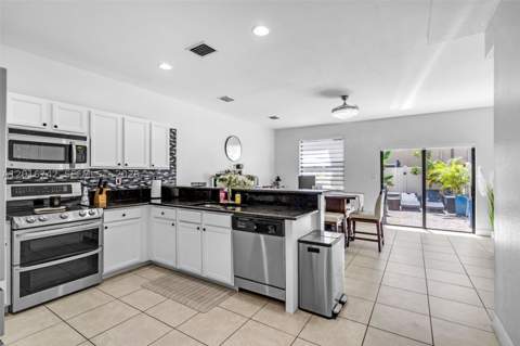 8936 W 35th Ln, Hialeah FL - photo 7 of 39