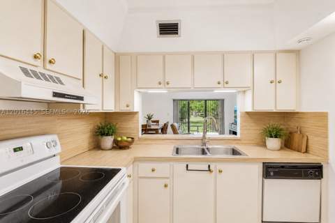 425 W Park Dr 10, Miami FL - photo 10 of 37
