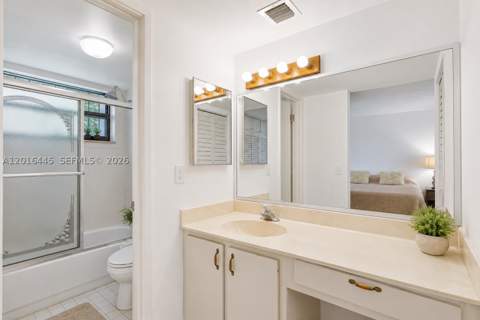 425 W Park Dr 10, Miami FL - photo 13 of 37