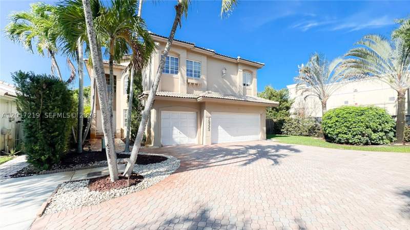5 bedroom SingleFamilyResidence at 10773 NW 73rd Ter, Doral Isles St Croix, Doral — photo 2
