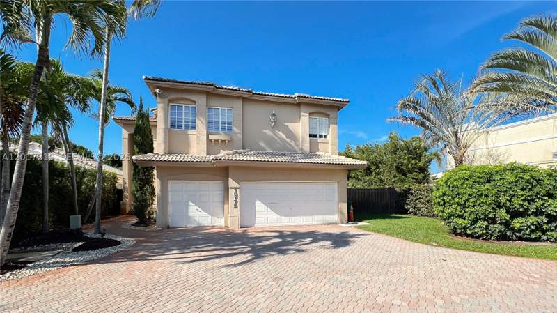 5 bedroom SingleFamilyResidence at 10773 NW 73rd Ter, Doral Isles St Croix, Doral — photo 4