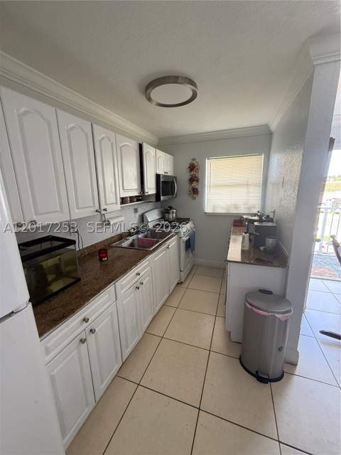 7101 SW 89th Ct 305, Miami FL - photo 7 of 24