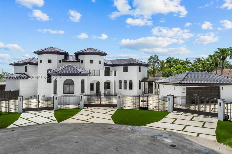 6 bedroom SingleFamilyResidence at 9881 SW 148th Ter, Arenal Sub, Miami — photo 4