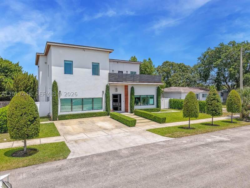 6 bedroom SingleFamilyResidence at 1025 NE 170th Ter, Manana, Miami — photo 4