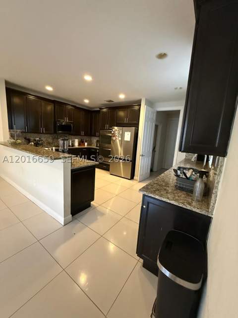 9845 NW 86th Ter, Doral FL - photo 6 of 33