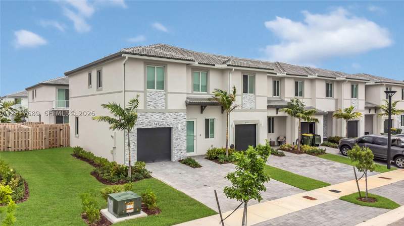 3 bedroom Townhouse at 725 SE 14th Ct, Los Cayos, Homestead — photo 2
