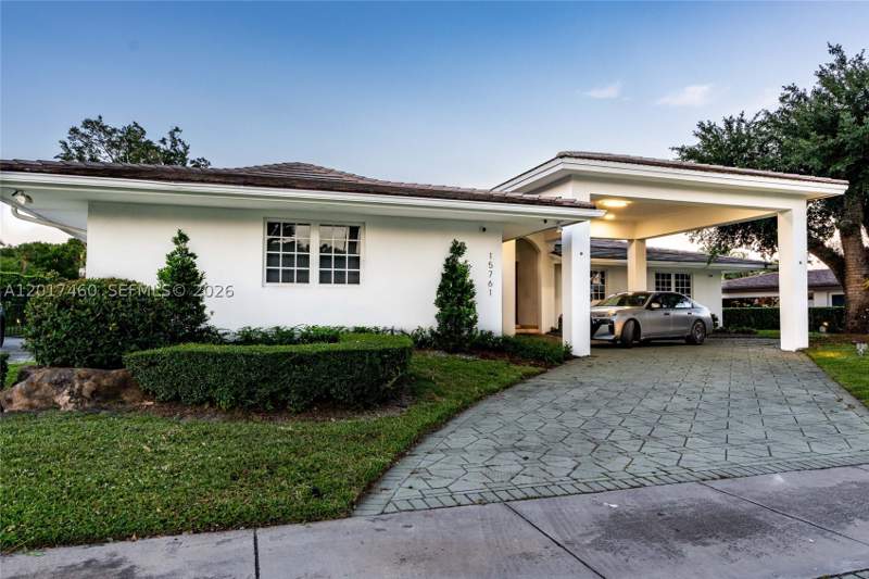 5 bedroom SingleFamilyResidence at 15761 Turnberry Dr, Miami Lakes - Loch Lomond, Miami Lakes — photo 5