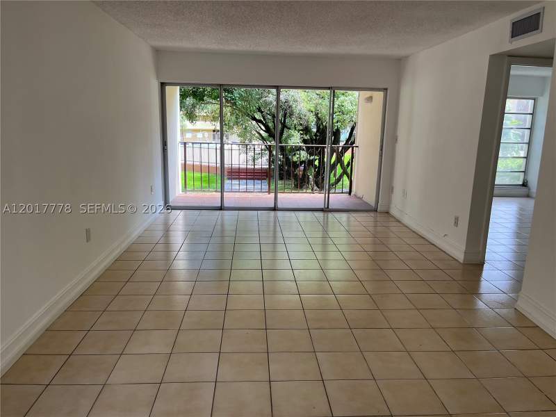 1 bedroom Condominium at 9190 Fontainebleau Blvd 202, Parkview Condo No 2, Miami — photo 2