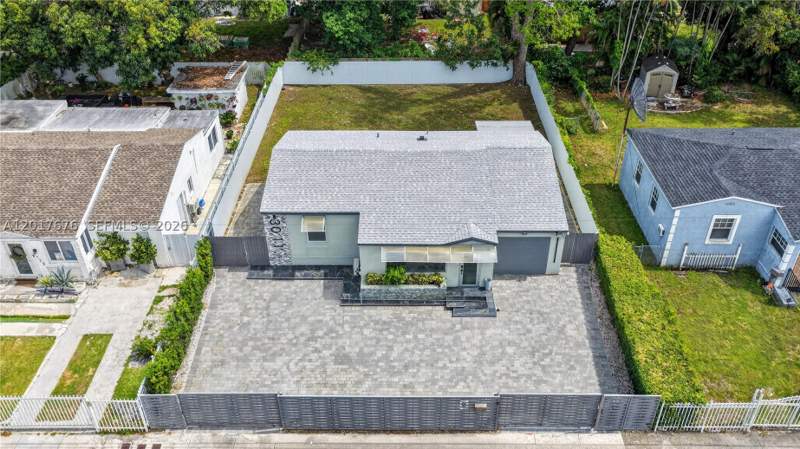 3 bedroom SingleFamilyResidence at 1130 NW 57th St, Lin Heights, Miami — photo 3