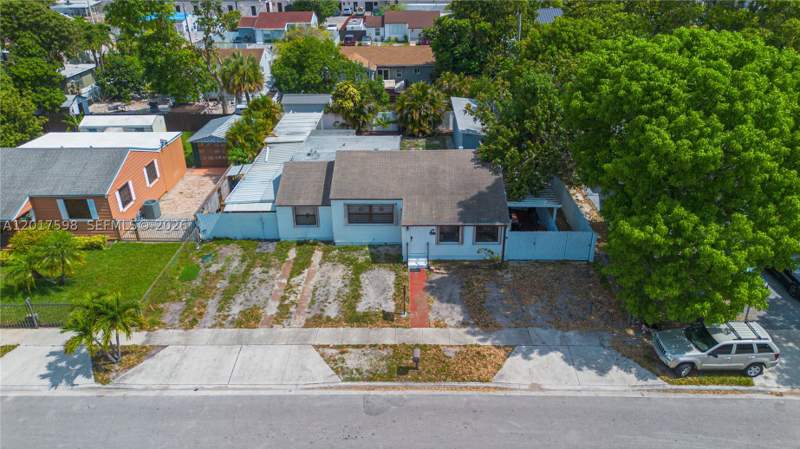 4 bedroom SingleFamilyResidence at 661 E 7th St, Marjohn Park, Hialeah — photo 2