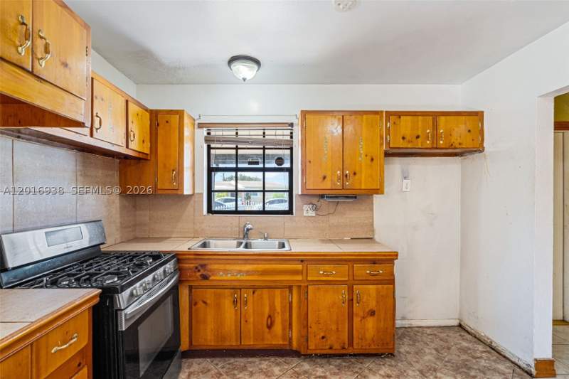 4 bedroom SingleFamilyResidence at 2400 NW 181st Ter, Stoneybrook Estates, Miami Gardens — photo 3