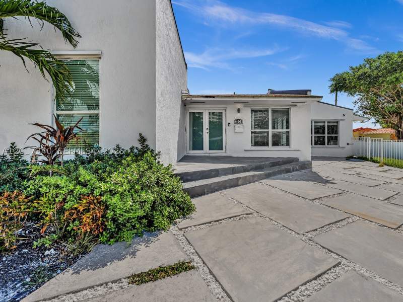 5 bedroom SingleFamilyResidence at 2001 NE 122nd Rd, San Souci Estates, North Miami — photo 2