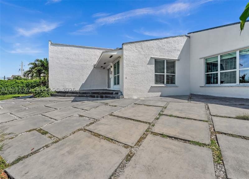 5 bedroom SingleFamilyResidence at 2001 NE 122nd Rd, San Souci Estates, North Miami — photo 3