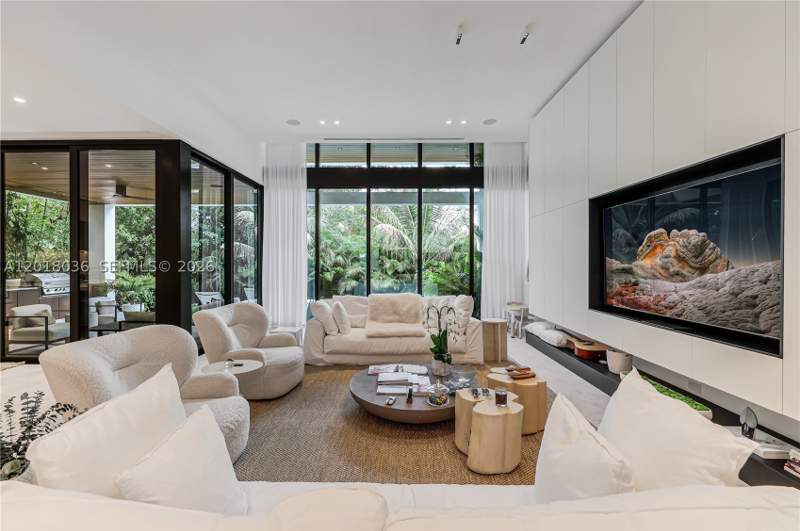4 bedroom SingleFamilyResidence at 1092 N Venetian Dr, Biscayne Island Resub, Miami — photo 3