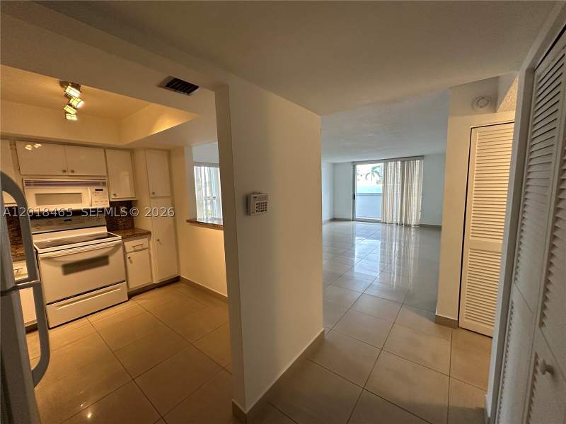 1 bedroom Condominium at 7118 Bonita Dr 305, Fountain Towers Condo, Miami Beach — photo 2