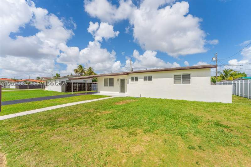 3 bedroom SingleFamilyResidence at 4211 SW 97th Pl, Fairlawn Ests 1st Addn, Miami — photo 3