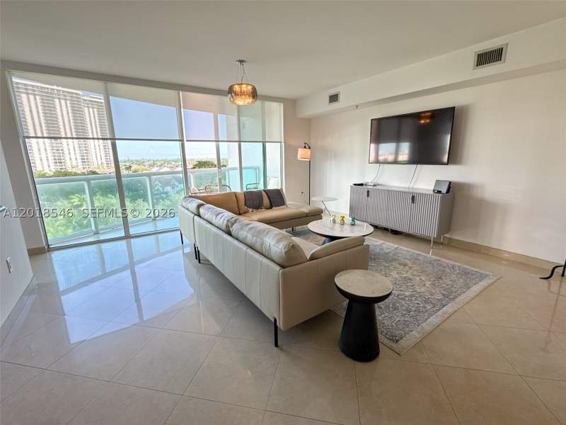 2 bedroom Condominium at 19400 Turnberry Way 531, The Parc At Turnberry Isl, Aventura — photo 2