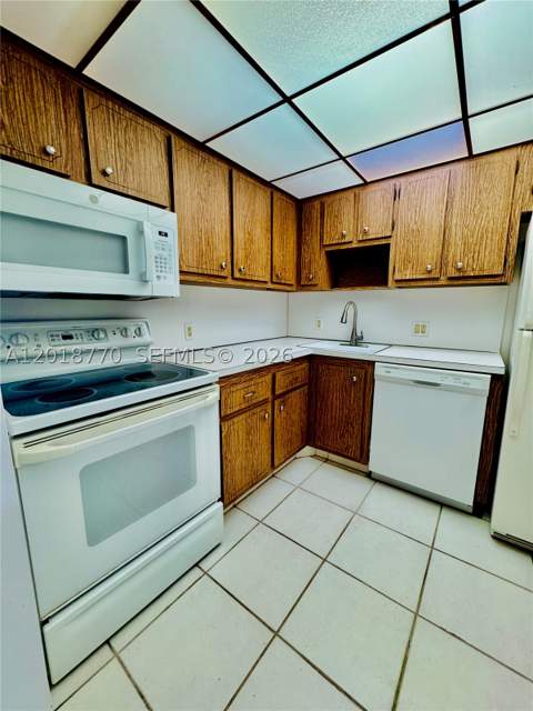 3675 N Country Club Dr 2005, Aventura FL - photo 10 of 14
