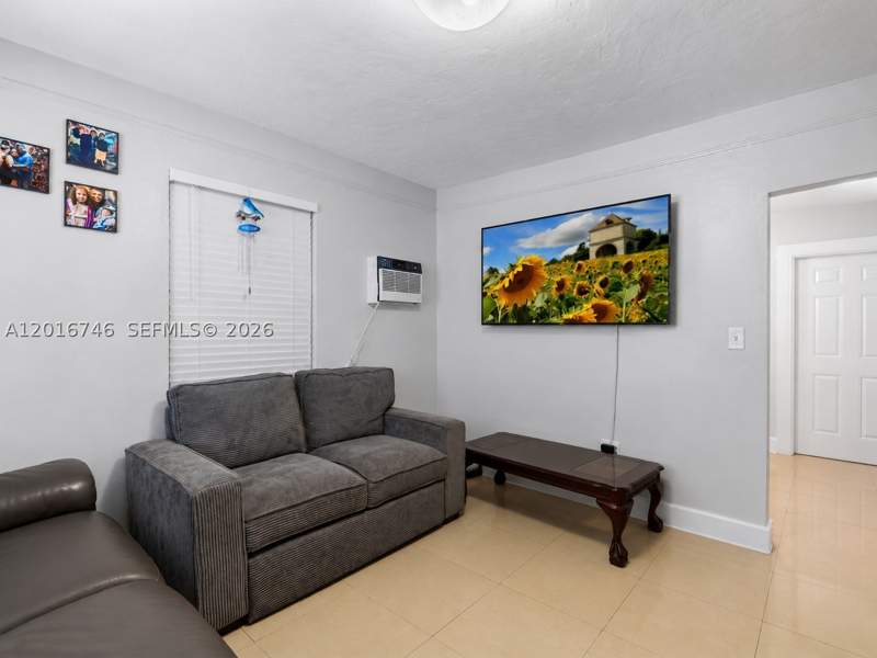 3 bedroom SingleFamilyResidence at 1111 NW 77th St, Stephen Manor, Miami — photo 3