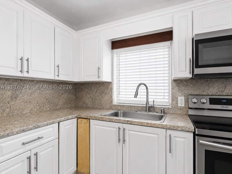 3 bedroom SingleFamilyResidence at 1111 NW 77th St, Stephen Manor, Miami — photo 5