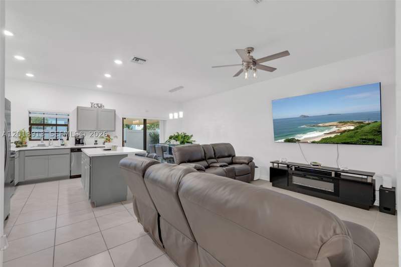 3 bedroom Townhouse at 730 SW 12th St, Regal Palm Subdivision, Florida City — photo 3