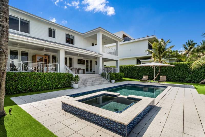 4 bedroom SingleFamilyResidence at 13040 N Bayshore Dr, Coronado Harbor, North Miami — photo 4