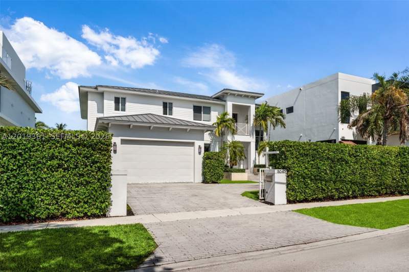 4 bedroom SingleFamilyResidence at 13040 N Bayshore Dr, Coronado Harbor, North Miami — photo 5
