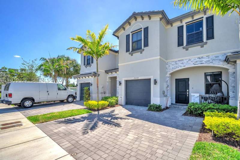 4 bedroom Townhouse at 20308 NW 6th Pl, Vista Lago, Miami Gardens — photo 2