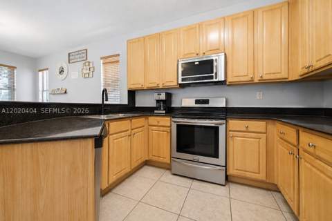 977 NE 37th Pl, Homestead FL - photo 8 of 31
