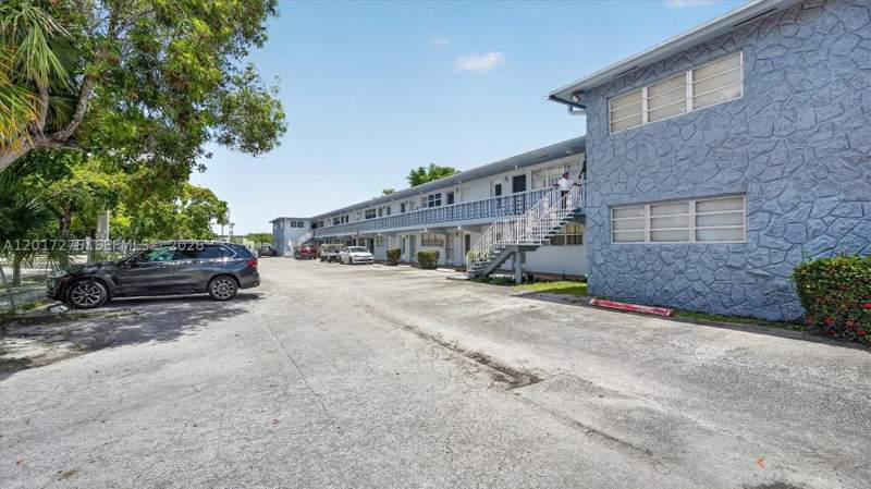 1 bedroom Condominium at 300 NE 191st St 219, Star Lake Estates No 2 Co, Miami — photo 2