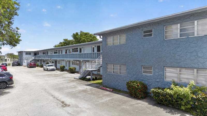 1 bedroom Condominium at 300 NE 191st St 219, Star Lake Estates No 2 Co, Miami — photo 3