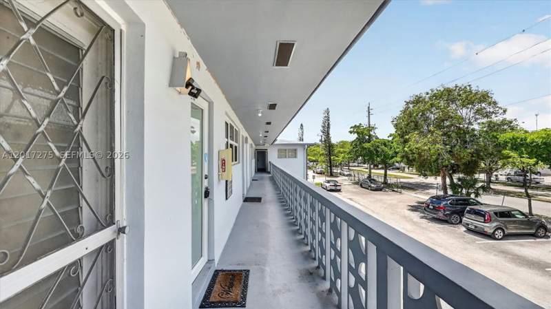 1 bedroom Condominium at 300 NE 191st St 219, Star Lake Estates No 2 Co, Miami — photo 4