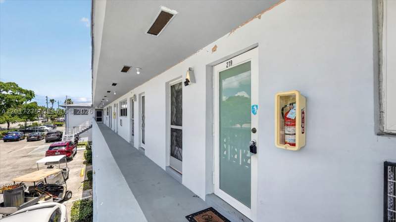 1 bedroom Condominium at 300 NE 191st St 219, Star Lake Estates No 2 Co, Miami — photo 5