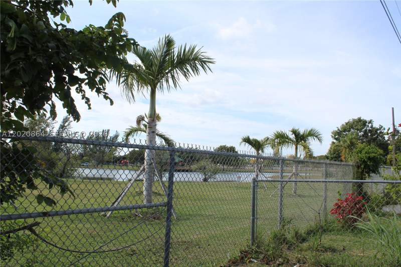 4 bedroom SingleFamilyResidence at 496 SW 9th Ave, H Brookers Sub, Florida City — photo 4